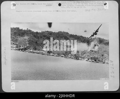 Douglas A-20 des avions de chaos attaquent des Japaneses à Karas, Nouvelle-Guinée hollandaise. Banque D'Images