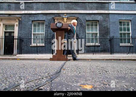 6 septembre 2022, Londres, Angleterre, Royaume-Uni : démission du Premier ministre britannique BORIS JOHNSON, 58 ans, laissant le lutrin, devant le 10 Downing Street. Après avoir prononcé son dernier discours en tant que Premier ministre, un adieu doux et amer, où il s'est engagé à soutenir le nouveau Liz conservateur. Alexander Boris de Pfeffel Johnson a été Premier ministre du Royaume-Uni et chef du Parti conservateur de 2019 à 2022. Auparavant, il a été secrétaire d'État aux Affaires étrangères et du Commonwealth de 2016 à 2018 et maire de Londres de 2008 à 2016. (Image de crédit : © Tayfun Salci/ZUMA Press Wire) Banque D'Images