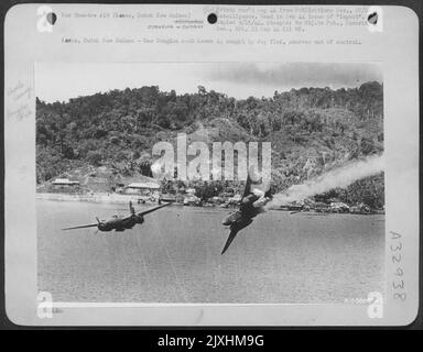 Karas, New Guinea-One Douglas A-20 le chaos est pris par le flak japonais, se défait de contrôle. Banque D'Images