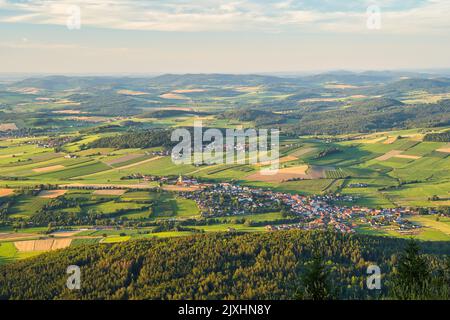 Vue du mont Hoher Bogen à Neukirchen beim Heiligen Blut, une petite ville de la forêt bavaroise. Lamer Winkel, district de Cham, Haut-Palatinat, B Banque D'Images