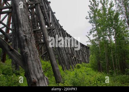 Vieux pont de chemin de fer en bois au-dessus de la rivière; Skagway, Alaska, Banque D'Images