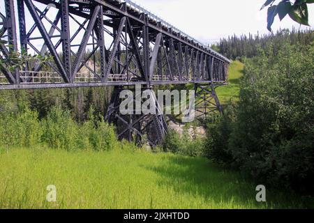 Le pont de Kuskulana, construit en 1910, s'étend sur 238 pieds (73 m) de haut au-dessus de la rivière Kuskulana construite par la rivière Copper et le chemin de fer du Nord-Ouest pour accéder au Ke Banque D'Images