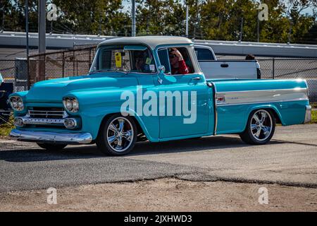 Daytona Beach, Floride - 24 novembre 2018 : vue du coin avant d'un pick-up Cameo 1958 de Chevrolet lors d'un salon de voiture local. Banque D'Images