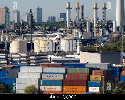 Le port de Rotterdam est le plus grand port maritime d'Europe, et le plus grand port du monde en dehors de l'Asie, son envergure est tout simplement stupéfiant, couvrant 105 Ki carrés Banque D'Images