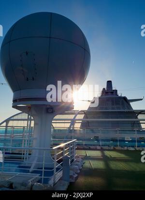 Pensez à l'endroit le plus surréaliste pour un cours de mise. Et le pont supérieur d'un paquebot de croisière ? Eh bien, c'est la vue de dessus, dominé par le navire Banque D'Images