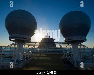 Pensez à l'endroit le plus surréaliste pour un cours de mise. Et le pont supérieur d'un paquebot de croisière ? Eh bien, c'est la vue de dessus, dominé par le navire Banque D'Images