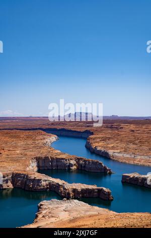 Vue sur le lac Powell, à la frontière Arizona-Utah, entourée de formations géologiques Banque D'Images