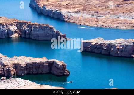 Vue sur le lac Powell, à la frontière Arizona-Utah, entourée de formations géologiques Banque D'Images