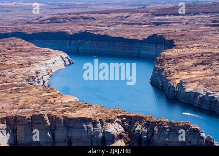 Vue sur le lac Powell, à la frontière Arizona-Utah, entourée de formations géologiques Banque D'Images