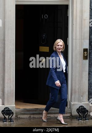 Londres, Royaume-Uni. 7th septembre 2022. Le Premier ministre nouvellement élu Liz Truss quitte le 10 Downing Street, Londres, pour assister à ses premières questions des premiers ministres à la Chambre des communes au Parlement. Date de la photo: Mercredi 7 septembre 2022. Crédit : Isabel Infantes/Alay Live News Banque D'Images