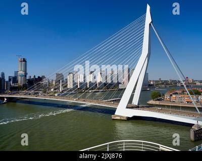 Nommé d'après le grand philosophe et humaniste hollandais de la  renaissance, le magnifique nouveau pont suspendu de Rotterdam ajoute  considérablement à la ville Photo Stock - Alamy