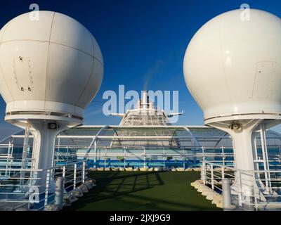 Pensez à l'endroit le plus surréaliste pour un cours de mise. Et le pont supérieur d'un paquebot de croisière ? Eh bien, c'est la vue de dessus, dominé par le navire Banque D'Images