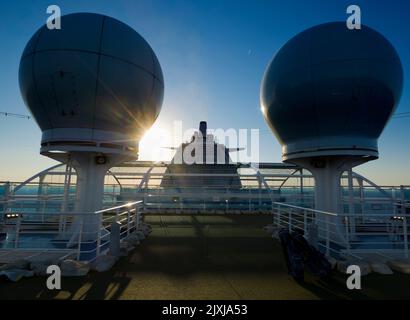 Pensez à l'endroit le plus surréaliste pour un cours de mise. Et le pont supérieur d'un paquebot de croisière ? Eh bien, c'est la vue de dessus, dominé par le navire Banque D'Images