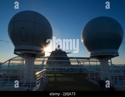 Pensez à l'endroit le plus surréaliste pour un cours de mise. Et le pont supérieur d'un paquebot de croisière ? Eh bien, c'est la vue de dessus, dominé par le navire Banque D'Images