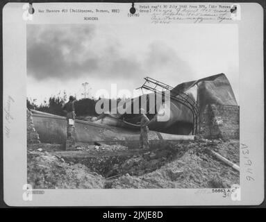 Ce réservoir de stockage de pétrole à Balikpapan a été frappé directement par une bombe de 1 000 livres de la « Jungle Air Force » lors de l'assaut aérien de pré-invasion. Beaucoup d'autres ont été laissés dans le même état. La photo prise quelques jours après le F-Day montre que la fumée continue de s'élever de brûler Banque D'Images