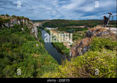 La vallée du Lot rivière voir le village de Saint Cirq Lapopie, département du Lot, France Banque D'Images