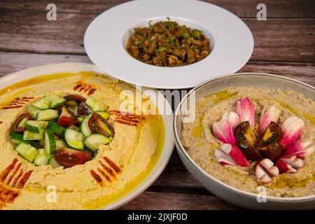 Méze, houmous, caviar d'aubergine et okra libanais dans une sauce tomate Banque D'Images