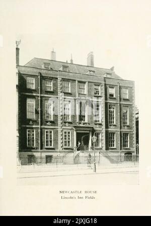 Newcastle House — Lincoln's Inn Fields from the book ' an Historical guide to London ' by Taylor, George Robert Stirling Date de publication 1911 Editeur Londres : J. M. Dent & Sons, ltd.; New York, E. P. Dutton & co. Banque D'Images