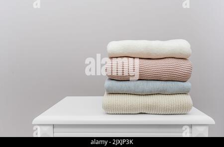 Des chandails chauds pour l'hiver sont sur la table de chevet. Banque D'Images