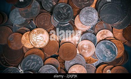 pile de différents types de pièces de monnaie se reposant l'une sur l'autre Banque D'Images