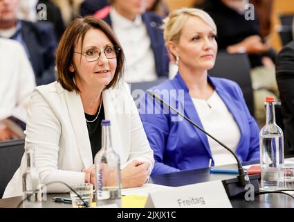 07 septembre 2022, Schleswig-Holstein, Kiel: Bettina Freitag (l), Directrice adjointe de la Société de radiodiffusion de l'État du Schleswig-Holstein, et Laura Poth, Présidente du Conseil de radiodiffusion de l'État du Schleswig-Holstein, assistent à la réunion de la Commission de l'intérieur et des affaires juridiques du Parlement de l'État du Schleswig-Holstein. Le comité examine les allégations contre la RDN. Photo: Axel Heimken/dpa Banque D'Images