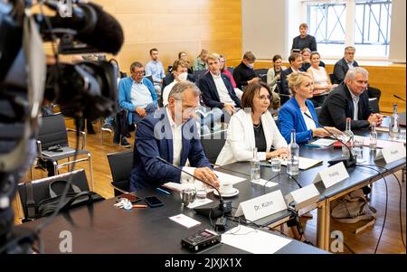 07 septembre 2022, Schleswig-Holstein, Kiel : Michael Kühn (l-r), conseiller juridique du NDR, Bettina Freitag, directrice adjointe du centre de radiodiffusion de l'État du Schleswig-Holstein, Laura Poth, présidente du conseil de radiodiffusion de l'État du Schleswig-Holstein, et Thomas Ritter, porte-parole de la presse du DGB Nord, assistent à la réunion du comité intérieur et juridique du Parlement de l'État du Schleswig-Holstein. Le comité traite des allégations contre la NDR Photo: Axel Heimken/dpa Banque D'Images