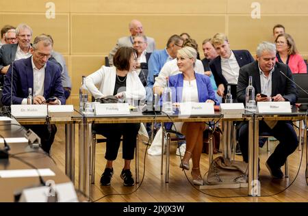 07 septembre 2022, Schleswig-Holstein, Kiel : Michael Kühn (l-r), conseiller juridique du NDR, Bettina Freitag, directrice adjointe du centre de radiodiffusion de l'État du Schleswig-Holstein, Laura Poth, présidente du conseil de radiodiffusion de l'État du Schleswig-Holstein, et Thomas Ritter, porte-parole de la presse du DGB Nord, assistent à la réunion du comité intérieur et juridique du Parlement de l'État du Schleswig-Holstein. Le comité traite des allégations contre la NDR Photo: Axel Heimken/dpa Banque D'Images