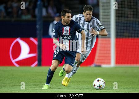 Paris, France. 06th septembre 2022. PARIS, FRANCE - SEPTEMBRE 06 : Lionel Messi du PSG et Fabio Miretti de Juventus lors du match H de la Ligue des champions de l'UEFA entre Paris Saint-Germain et Juventus au Parc des Princes sur 6 septembre 2022 à Paris, France. (Photo de Sebastian Frej) crédit: Sebo47/Alamy Live News Banque D'Images