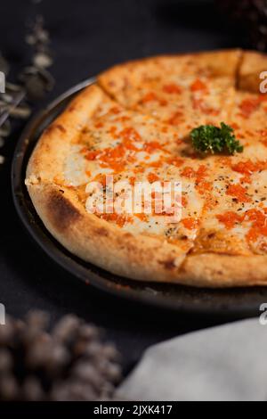 Sauce à la crème Ebiko maison et pizza au fromage sur la table. Banque D'Images