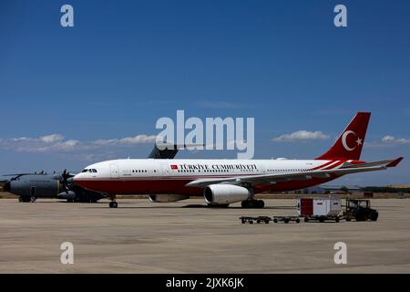 Madrid, Espagne - 30 juin 2022 : l'avion du gouvernement turc est atterri sur la base aérienne de Torrejon. L'Espagne a accueilli un sommet de l'OTAN du 28 au 30 juin. Banque D'Images