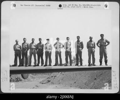 Membres d'équipage d'un B-24 consolidé de l'escadron de la bombe 530th, 380th Bomb Group à Fenton Field, en Australie, qui ont participé à une mission de bombardement au-dessus de Balikpapen, Bornéo. Ils sont, de gauche à droite: S/Sgt. Charles Carlson de Vinton, Iowa, taille Banque D'Images