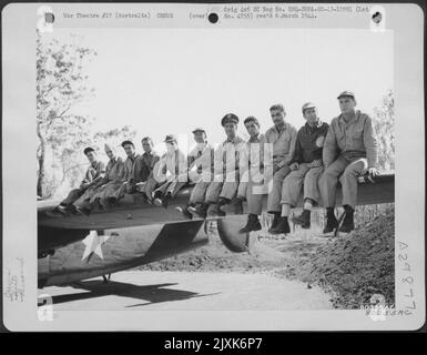 Les membres d'équipage d'un B-24 consolidé du 530th Bomb Squadron, 380th Bomb Group, basé à Fenton Field, en Australie, qui ont participé à la mission de bombardement au-dessus de Balikpapen, Bornéo, posent sur l'aile de leur avion. Ils sont, de gauche à droite: S/Sgt. Banque D'Images