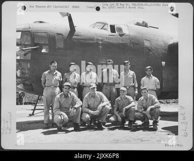 Les membres d'équipage d'un B-24 consolidé du 530th Bomb Squadron, 380th Bomb Group, qui ont participé à une mission de bombardement au-dessus de Balikpapen, Bornéo, depuis leur base à Fenton Field, en Australie, posent à côté de leur avion. Ils sont, rangée avant, de gauche à droite Banque D'Images