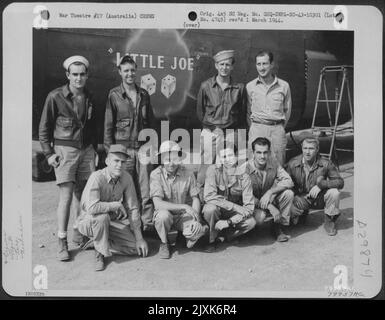 Les membres d'équipage du B-24 consolidé 'LITTLE JOE', attachés à l'escadron de bombardement 530th, 380th Bomb Group à Fenton Field, en Australie, qui ont participé à une mission de bombardement au-dessus de Balikpapen, Bornéo. Ils sont, de gauche à droite, au premier rang : le lieutenant David Banque D'Images