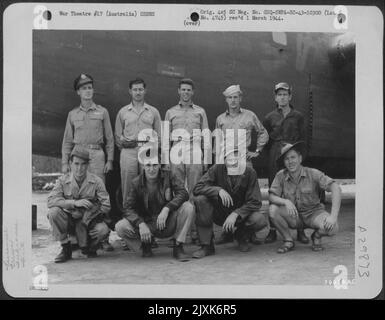 Membres d'équipage d'un B-24 consolidé de l'escadron de la bombe 530th, 380th Bomb Group à Fenton Field, en Australie, qui ont participé à une mission de bombardement au-dessus de Balikpapen, Bornéo. Ils sont, de gauche à droite: Toledo, Ohio, ingénieur; S/Sgt. Richard Banque D'Images