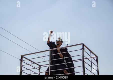 Goias, Brésil – 04 septembre 2022 : un jeune homme dansant au sommet d'un trio électrique. Photo prise lors de la parade LGBT à Goiânia. Banque D'Images