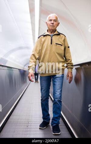 Un vieux européen qui descend en métro Banque D'Images