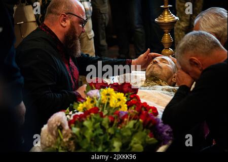 Kiev, Kiev, Ukraine. 7th septembre 2022. Sur 7 septembre, des parents et des amis pleurent le militaire ukrainien VYACHESLAV NALYVAIKO lors de la cérémonie funéraire qui a eu lieu dans la cathédrale Saint-Michel au centre de Kiev. NAVYVaiko a été tué au combat contre 3 septembre dans la région de Kherson. La Russie a envahi l'Ukraine sur 24 février 2022. (Credit image: © Danylo Antoniuk/ZUMA Press Wire) Credit: ZUMA Press, Inc./Alamy Live News Banque D'Images