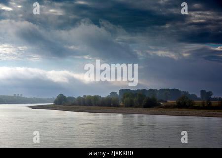 Rhin au-dessus du pont Fleher le matin avec brume et nuages de tempête lourds Banque D'Images