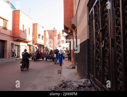 La vie, les gens et les transports dans les rues de Marrakech, au Maroc Banque D'Images