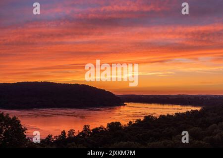 Un magnifique coucher de soleil sur la rivière susquehanna depuis Chickies Rock en Columbia Pennsylvanie. Banque D'Images