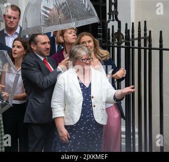 Londres, Angleterre, Royaume-Uni. 6th septembre 2022. DÉBUT DES PLUIES : nouvellement nommée vice-première ministre du Royaume-Uni et secrétaire d'État à la Santé et aux soins sociaux THÉRÈSE ANNE COFFEY, 50 ans, au 10 Downing Street avant le premier discours inaugural du nouveau premier ministre Truss s'inquiète de la pluie. (Image de crédit : © Tayfun Salci/ZUMA Press Wire) Banque D'Images
