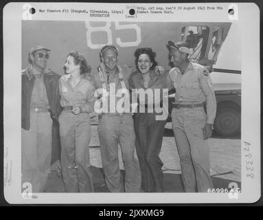 Anna Lee, la star du cinéma, et Winnie Shaw, la célèbre chanteuse de blues américaine, saluent les membres d'une neuvième équipe de la Force aérienne américaine Consolidated B-24 'Liberator' à leur retour à leur base près de Bengasi, Cirenaica, Libye, d'un raid sur un ennemi Banque D'Images