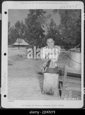 2nd la Lt Elizabeth Biller, d'Okarche, Oklahoma, se lave dans un casque de l'armée quelque part au Moyen-Orient. Miss Biller est une infirmière de l'armée attachée à une neuvième unité de l'armée de l'air américaine près de Bengasi, Cirenaica, Libye. Banque D'Images