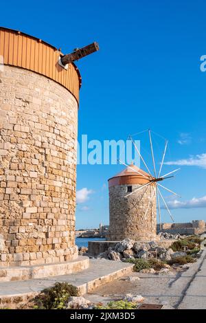 Vue panoramique colorée sur les moulins à vent et les yachts dans le port de Mandraki au coucher du soleil, Rhodes Grèce. Photo de haute qualité Banque D'Images