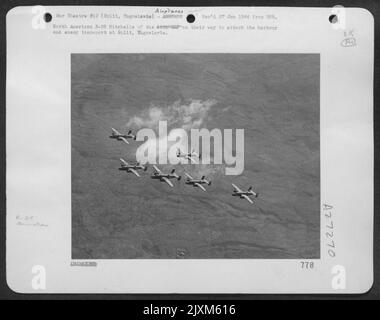 North American B-25 Mitchells de l'AAF 12th sur leur chemin pour attaquer le port et le transport ennemi à Split, Yougoslavie. Banque D'Images