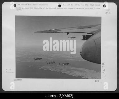 North American B-25 Mitchells de l'AAF 12th passant par Juoslav sur leur chemin à la bombe Split. Banque D'Images