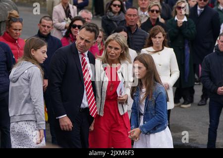 Henry de Bromhead avec sa femme Heather et leurs deux filles, quitte l'église après les funérailles de Jack de Bromhead à l'église de la Nativité de la Sainte Vierge Marie, Butlerstown. Jack, âgé de 13 ans, dont le père est la coupe d'or Cheltenham et le grand entraîneur national Henry de Bromhead, est décédé samedi après une chute d'un poney lors du Glenbeigh Festival à Co Kerry, dans le sud-ouest du pays. Date de la photo: Mercredi 7 septembre 2022. Banque D'Images