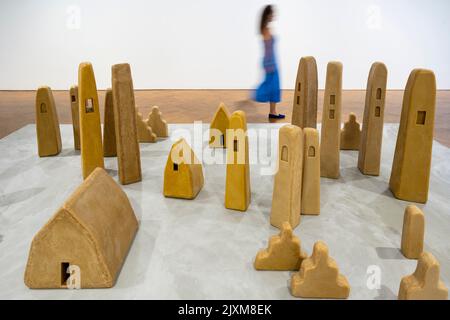 Londres, Royaume-Uni. 7 septembre 2022. Un membre du personnel passe des sculptures en cire d'abeille sous forme de tours, maisons et ziggurats faisant référence à l'architecture du Moyen-Orient, de l'Inde et de l'Asie du Sud-est à l'avant-première de "City of Silence", une nouvelle exposition de l'artiste allemand Wolfgang Laib, à la galerie Thaddaeus Ropac de Mayfair. L'exposition se déroule du 8 septembre au 3 octobre 2022. Credit: Stephen Chung / Alamy Live News Banque D'Images