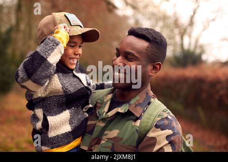 Soldat américain en uniforme retournant à la famille en congé avec son chapeau d'armée Banque D'Images